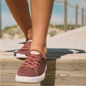 Tropicfeel travel Sneakers in Burgundy